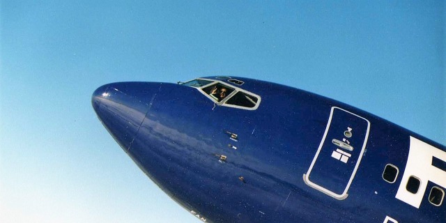 b737-300_foto_do_obcanky_pokus_o_fotku_do_obcanky._zubim_se_tam_za_rizenim_boeingu,_fischer_air.jpg