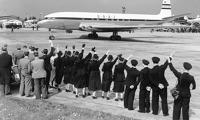 1_-_de_havilland_dh_106_comet_1_g-alyp_odlétá_2._května_1952_z_londýna.jpg