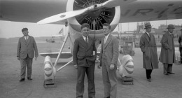 Wiley Post, Harold Gatty a Winnie Mae při zastávce v Berlíně