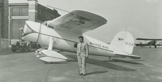 01-wiley_post_před_svým_strojem_na_floyd_bennett_field15._července_1933.jpg