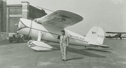 Wiley Post_před svým strojem na Floyd Bennett Field 15. července 1933