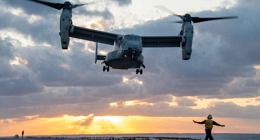 Filipínské moře (30. ledna 2021). Stroj MV-22B Osprey přidělený k 31. námořní expediční jednotce (MEU) přistává na letové palubě předsunuté obojživelné útočné lodi USS America (LHA 6). Amerika, vedoucí loď skupiny America Amphibious Ready Group, spolu s 31. námořní expediční jednotkou působí v oblasti odpovědnosti 7. flotily USA. Jejich úkolem je posílení interoperability se spojenci a partnery a případné nasazení jako síly rychlé reakce na obranu míru a stability v indo-pacifické oblasti. (Fotografie amerického námořnictva od specialisty na masovou komunikaci 3. třídy Jonathana D. Berliera)