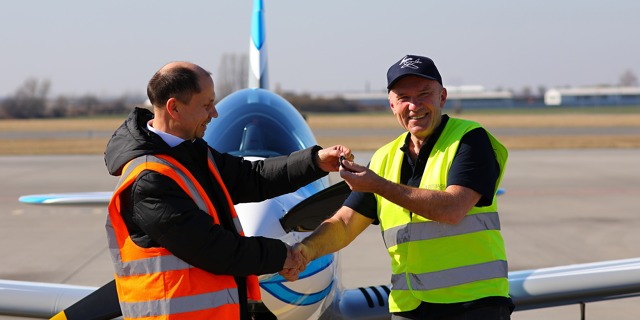 Slavnostní předání nového Sharku 600 Jiřímu Prušovi. Foto:Martin Mareček